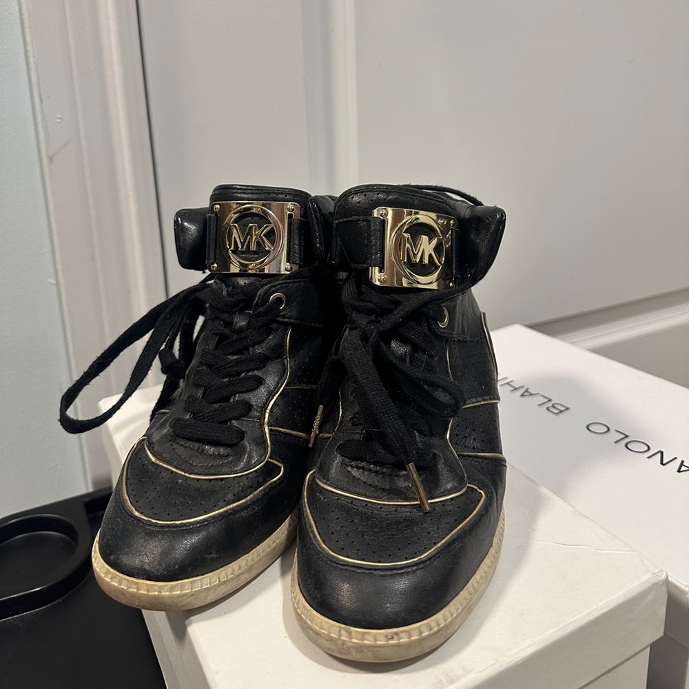 Micheal Kors Nikko high top wedge sneaker black n gold